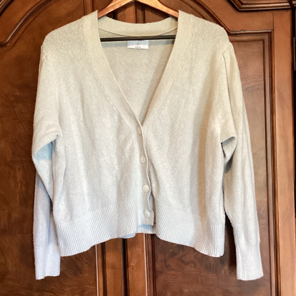 Old Navy Women's Light Gray Cardigan Sweater
Size XL